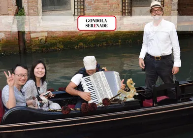 Venedig: Private Gondelfahrt auf dem Canal Grande und Serenade