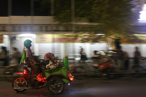 Yogyakarta : Promenade historique nocturne et dégustation de cuisine de rue