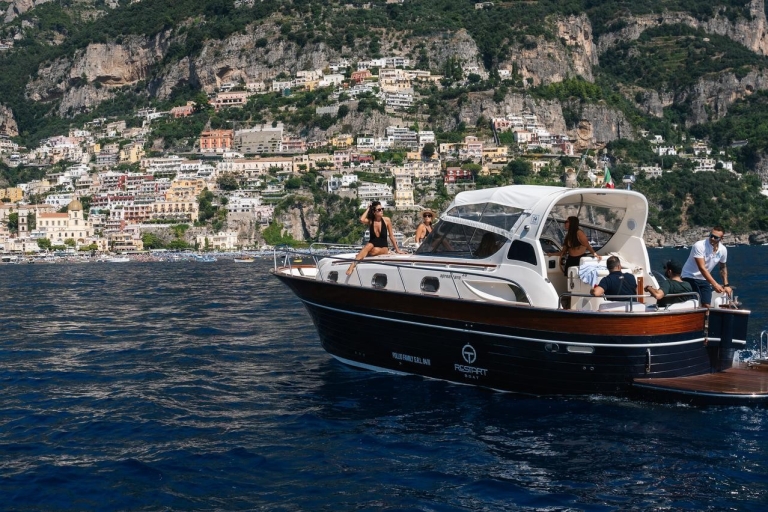 Positano: privérondvaart Amalfikust en smaragdgrotApreamare 38ft Cruise