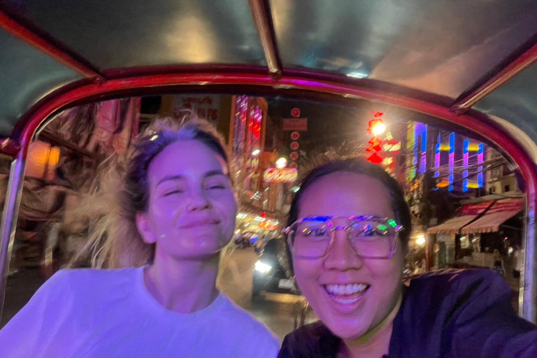 Excursión nocturna en Tuk-Tuk por Bangkok con comida callejera en Chinatown