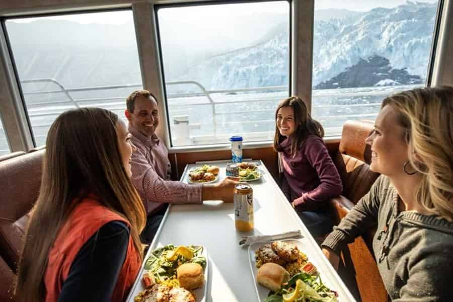 Seward: Kenai Fjords National Park Gletscher Dinner Cruise. Foto: GetYourGuide Seward: Kenai Fjords National Park Gletscher Dinner Cruise. Foto: GetYourGuide