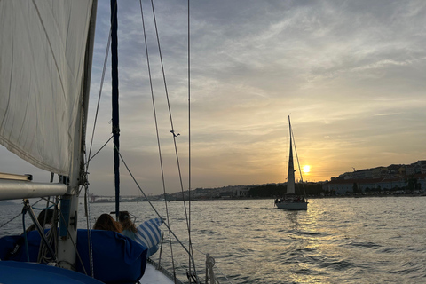 Ekskluzywny rejs o zachodzie słońca z lokalnym winem i portugalskimi przekąskamiPrywatna wycieczka dla grupy 2/3 godziny rejsem o zachodzie słońca z przekąskami i drinkiem po