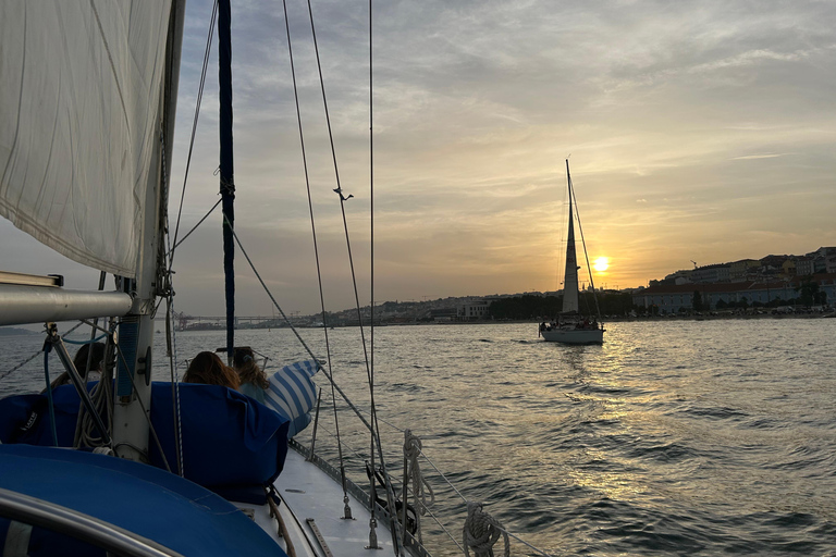 Ekskluzywny rejs o zachodzie słońca z lokalnym winem i portugalskimi przekąskamiPrywatna wycieczka dla grupy 2/3 godziny rejsem o zachodzie słońca z przekąskami i drinkiem po