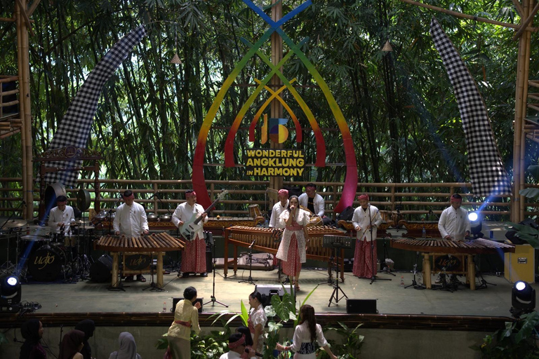 Bandung: Sundanese Culture Tour with Angklung Experience