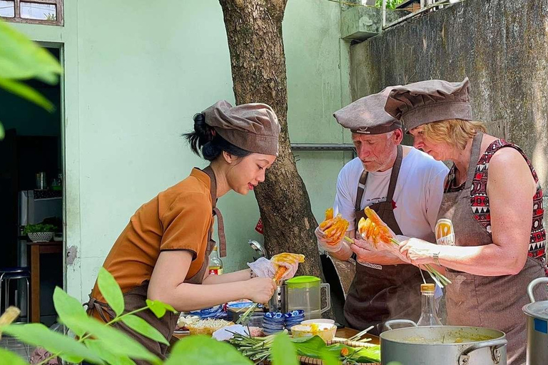 Aula de culinária em Hue: os melhores restaurantes locais com Madame ThuAula de culinária em Hue sem recolha e mercado local