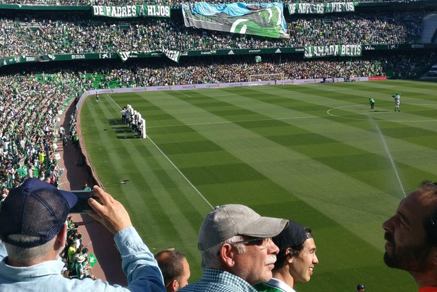 Siviglia: partita di calcio del Sevilla FC o del Real Betis con guida