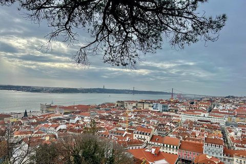 Lisbon: Tuk Tuk Private Tour With Free Polaroid Photos Lisbon: Old town Tuk Tuk Tour (90min)