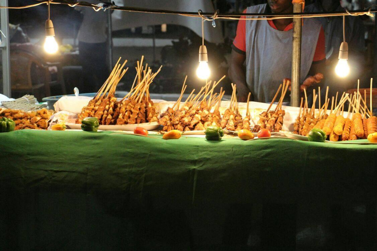 Accra: Tour gastronomico notturno con una guida locale