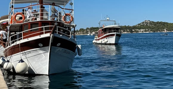 Šibenik: 3-Inseln-Bootstour mit Mittagessen und Getränken