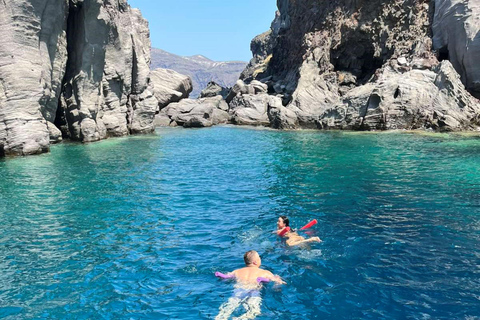 Santorini: Passeio de barco no vulcão, fontes termais e Thirassia