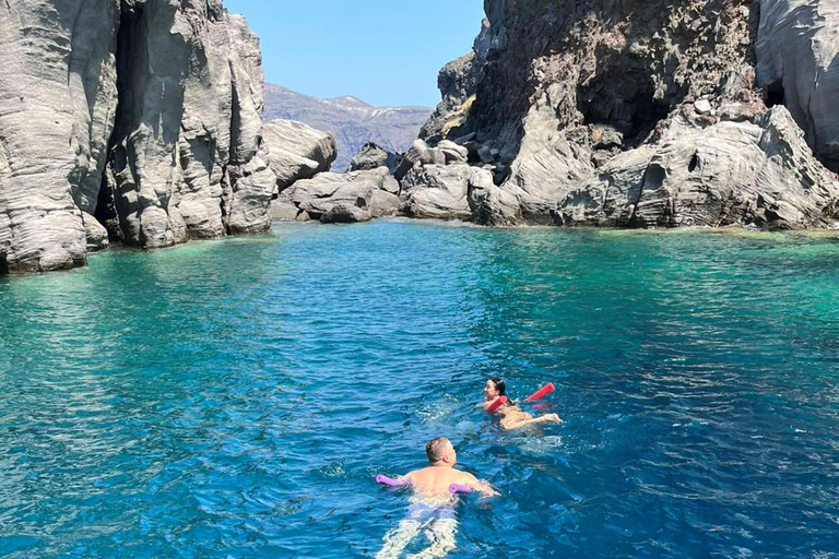 Santorini: tour in barca a Vulcano, sorgenti termali e ThirassiaSantorini: crociera in barca a Vulcano, sorgenti termali e Thirassia