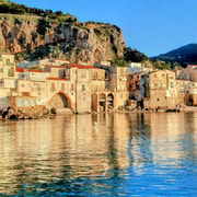 Cefalù: Mini-Yacht mit Schnorchelstopps, Höhlen und Aperitif