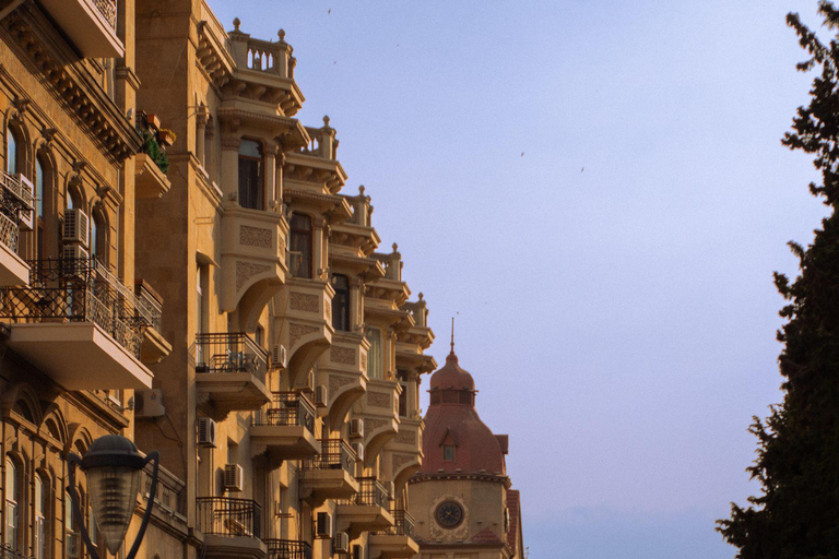 Baku: Free Walking Tour & Dinner at Shirvanshah Museum