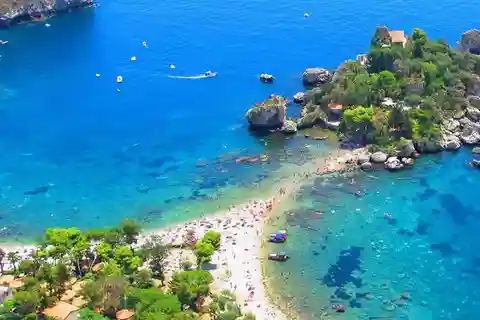 Letojanni e Taormina: tour privato dei delfini con aperitivo