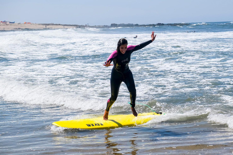Porto: Surfing w małej grupie z transportemDoświadczenie surfingowe w małej grupie z transportem w Porto