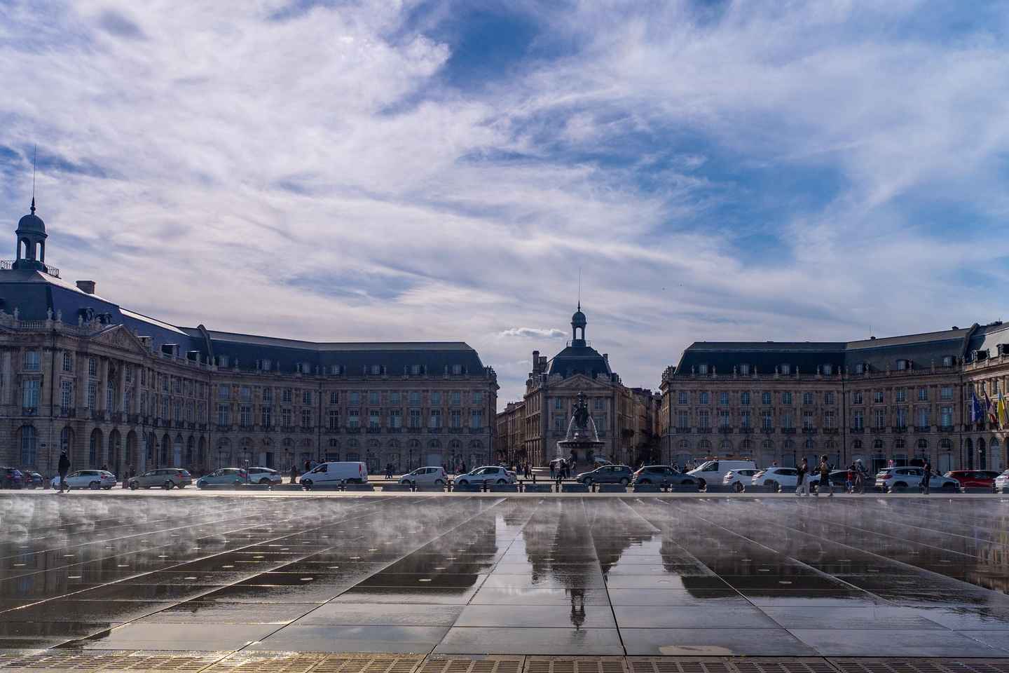 Bordeaux: Early Bird Small-Group Tour with Coffee & Pastry