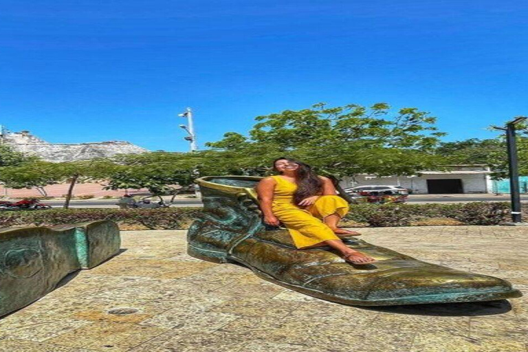 Cartagena: Explore with a city tour aboard a typical "chiva". CITY TOUR PM