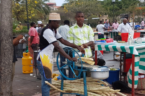 Zanzibar : marché alimentaire nocturne et expérience à la plage de MakachuZanzibar : marché alimentaire nocturne et expérience à Makachu Beach