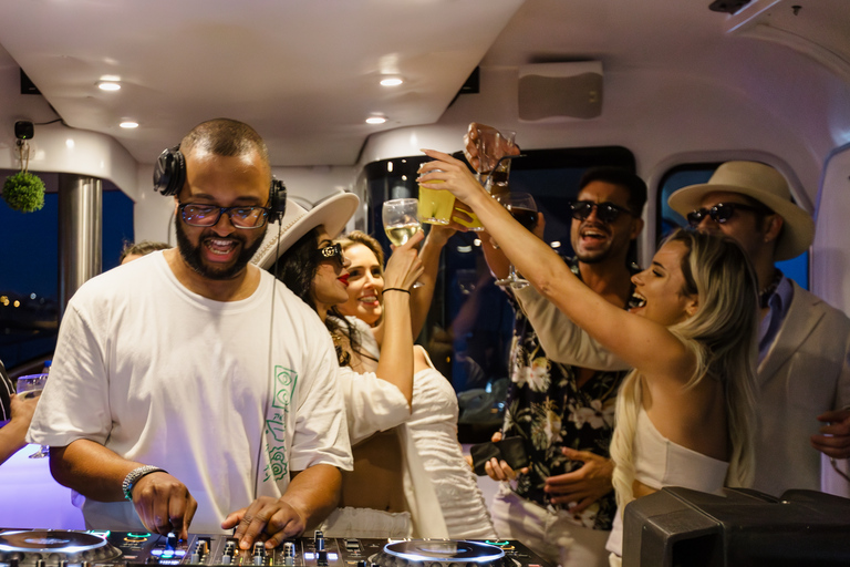 Lisbonne : Croisière DJ au coucher du soleil avec Open BarSoirée DJ au coucher du soleil avec Open Bar