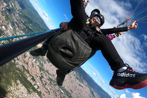 Medellin, San Felix: Paragliding Dejavu, die magische Erfahrung des FliegensMedellin, San Felix: Gleitschirmfliegen Dejavu, Stadtflug 20 min.