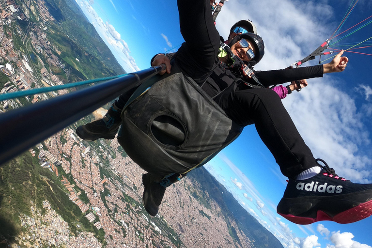 Medellin, San Felix: Paragliding Dejavu, die magische Erfahrung des FliegensMedellin, San Felix: Gleitschirmfliegen Dejavu, Stadtflug 20 min.