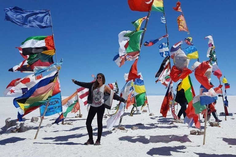 From La Paz: Uyuni Salt Flats Excursion + Round Trip Bus