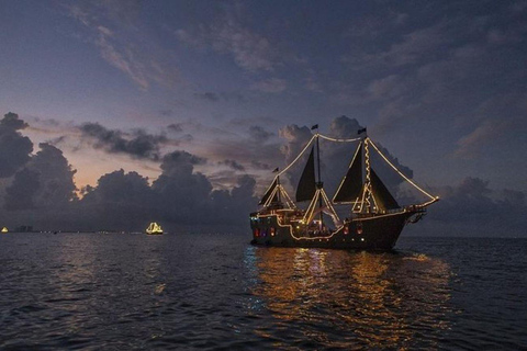 Cancun: Night Pirate Ship Cruise with Dinner and ShowCancun: Nächtliche Piratenschiff-Kreuzfahrt mit Abendessen und Show