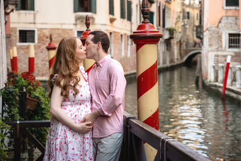 Venice With Professional Photographer Express Photoshoot in Rialto
