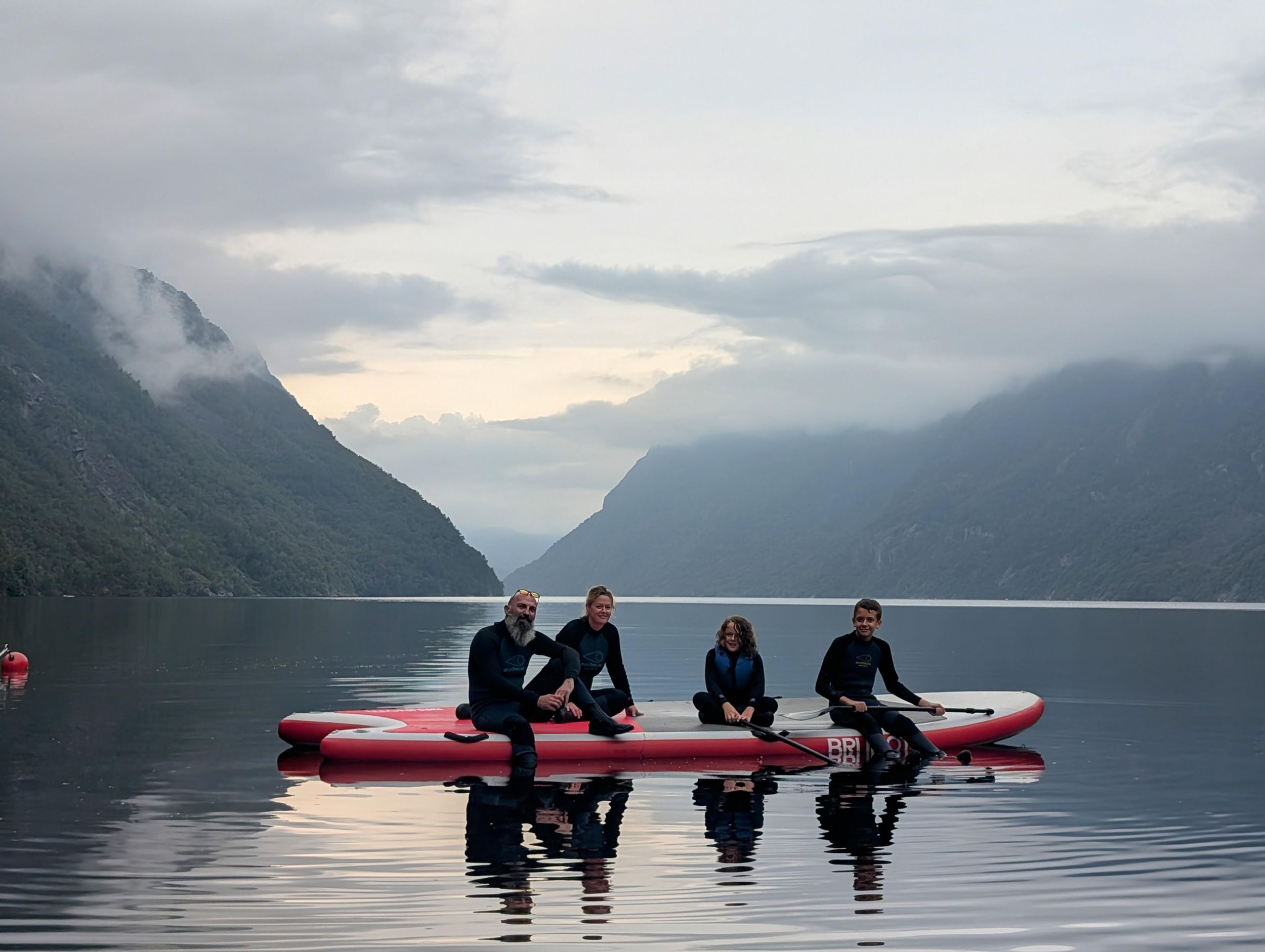 Ab Stavanger: Paddeltour im Frafjord & Wanderung zum Månafossen-Wasserfall