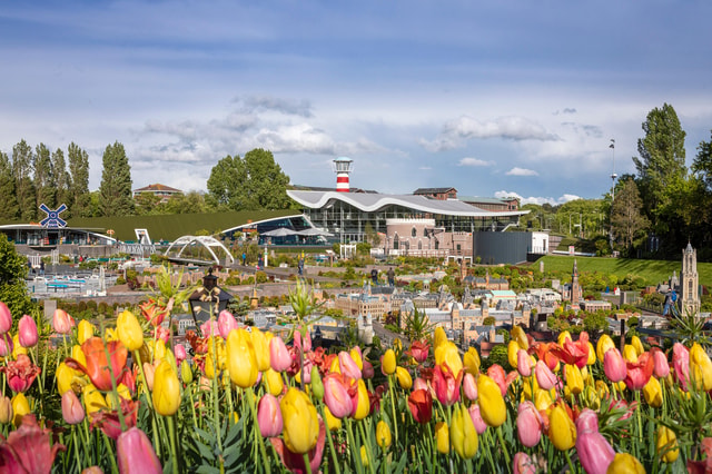 From Amsterdam: Day Trip Madurodam and Keukenhof Gardens