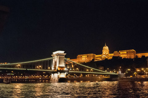 Budapest: Crociera serale con bevande e musica dal vivoCrociera con Tokaji