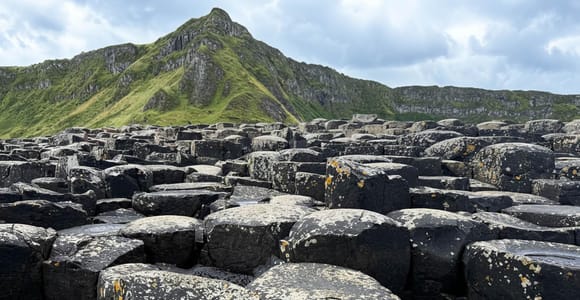 From Belfast: Giants Causeway Day Trip (Extra Leg Room Bus)