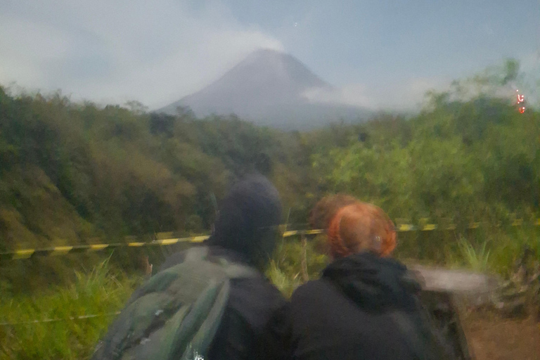 Yogyakarta : excursion nocturne au volcan Merapi avec observation de la lave et des étoilesYogyakarta : Excursion nocturne au volcan Merapi avec observation de la lave et des éto