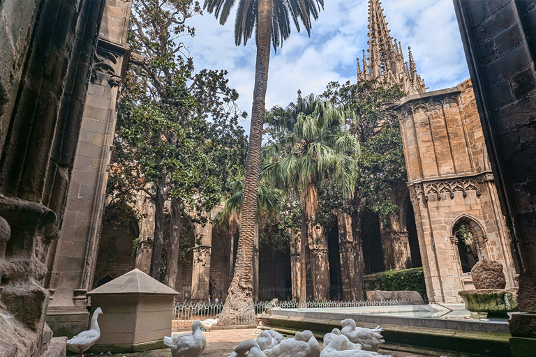 Barcelona: Old Town Private Walking Tour of Past and Present 2H - Guided tour in Spanish with Fábio