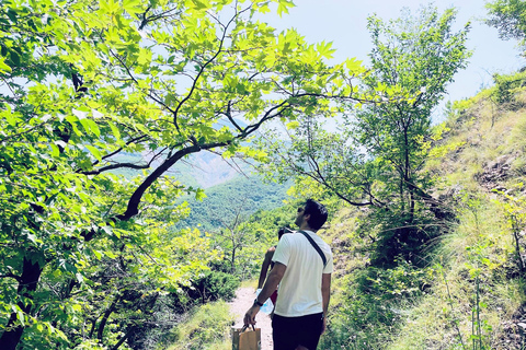 Viagem de 1 dia para a montanha Dajti e a cachoeira Shengjergj em um Land Rover