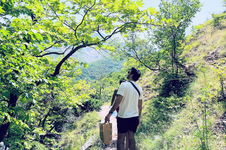 Viagem de 1 dia para a montanha Dajti e a cachoeira Shengjergj em um Land Rover