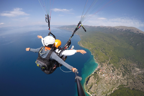 Gleitschirmfliegen über dem Ohridsee