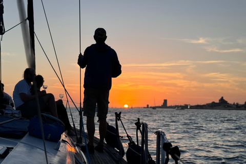 Lisboa: Passeio de Barco ao Pôr-do-Sol no Rio Tejo com Welcome DrinkLisboa: Passeio de barco ao pôr do sol no rio Tejo com Welcome Drink