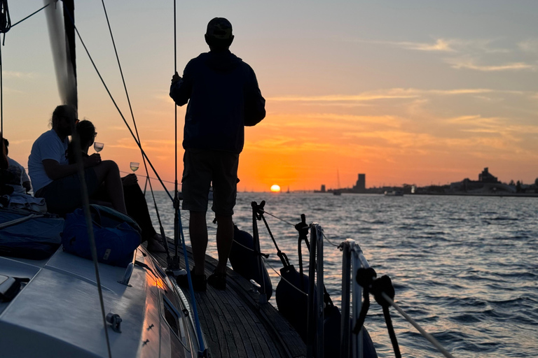 Lisboa: Passeio de Barco ao Pôr-do-Sol no Rio Tejo com Welcome DrinkLisboa: Passeio de barco ao pôr do sol no rio Tejo com Welcome Drink