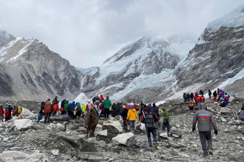 Von Lukla aus: 15 Tage Everest Two Passes Trek mit ortskundigem Guide