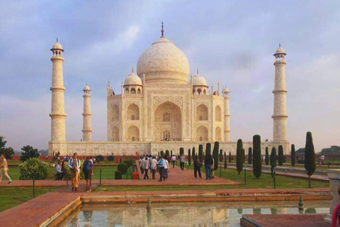 Visite privée du Taj Mahal et du Fort d'Agra le même jour avec promenade en bateauVoiture AC + chauffeur + guide touristique + déjeuner dans un hôtel 5 étoiles