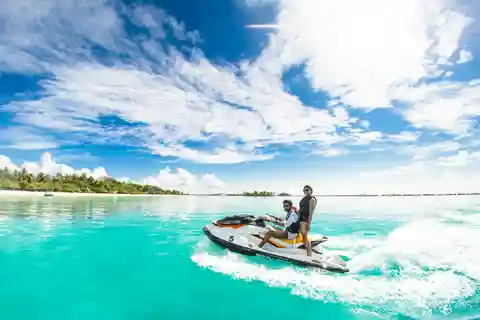 Doha: Self Ride Jet Ski Experience mit Abholung und Rücktransfer