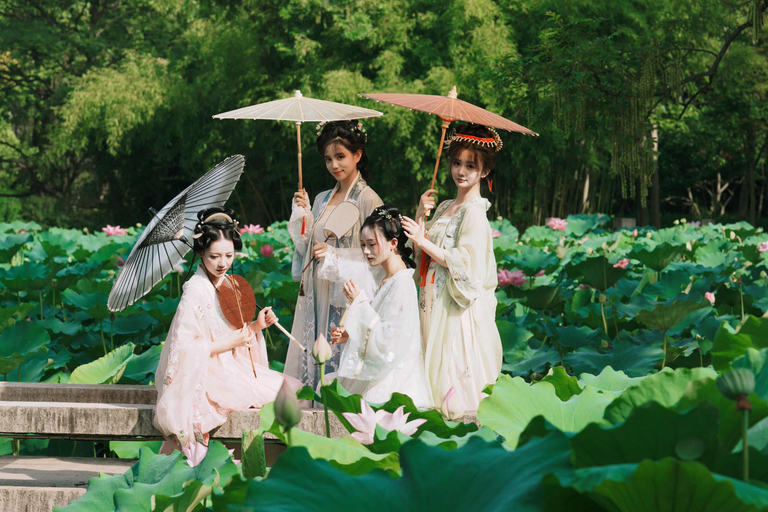 Hangzhou: Hanfu Portrait Shoot at West Lake 1-hour photoshoot