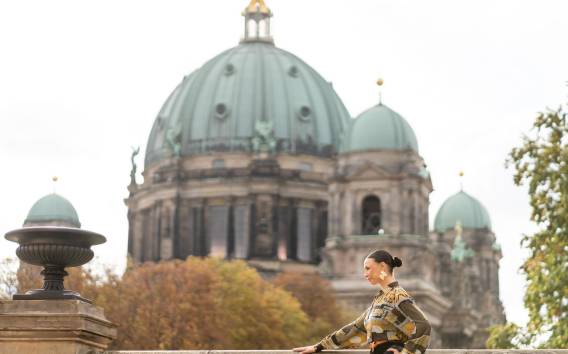 Berlin: Privates Fotoshooting am frühen Morgen vor der Menge