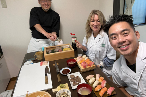 Clase de elaboración de sushi con un lugareño después de comprar en:Tsukiji