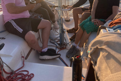 Buenos Aires: Sailboat ride, special city view, and food on board Buenos Aires: Sailboat tour, special view of the city, and lunch on board