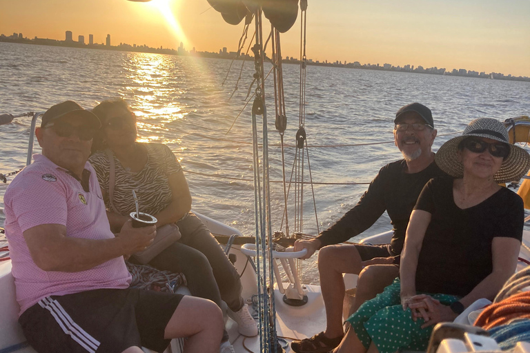 Buenos Aires: Sailboat ride, special city view, and food on board Buenos Aires: Sailboat tour, special view of the city, and lunch on board