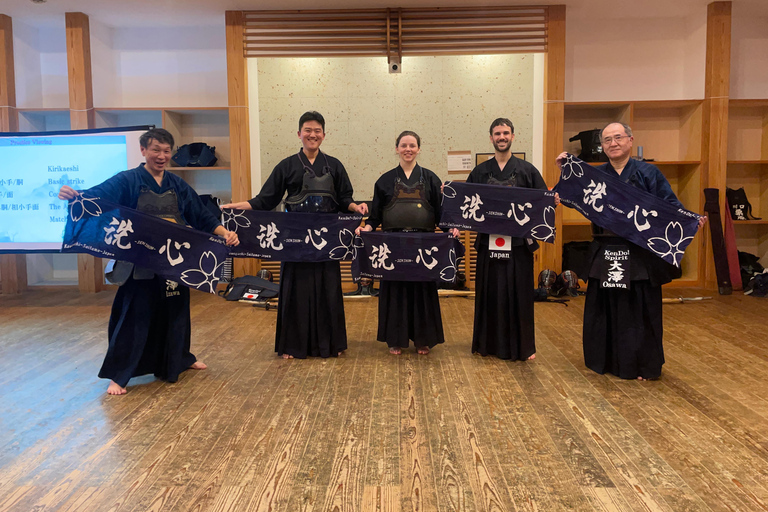 Tokyo: Japanese Kendo Experience with High-Ranked Instructor Let's experience kendo, a traditional Japanese martial art!