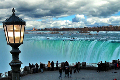 Desde las Cataratas del Niágara Tour por Canadá con Crucero, Viaje y SkylonExcursión de lujo a las cataratas del Niágara, Canadá, con almuerzo