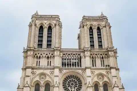 Paris: Führung durch die Kathedrale Notre-Dame von außen